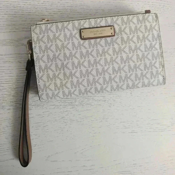 Michael Kors Handbags - Michael Kors smart phone wallet